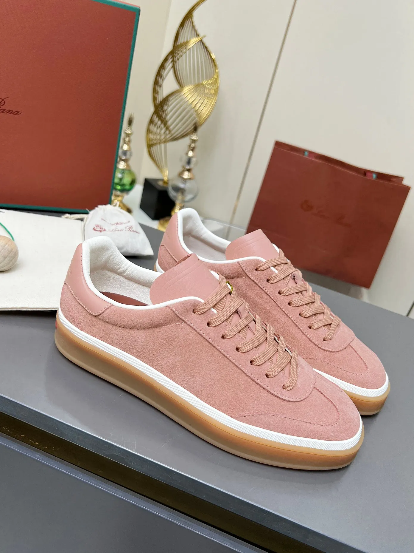 Men's shoes 💰600 purchasing agent, high version 🦅⛳️ Italy [Loro Piana] Tennis walk series LP couple's moral training shoes casual sports shoes sneakers 🎁🎁 Original purchase development and production This new suede tennis shoe adopts an ultra-low design, suitable for wearing all year round 👫👫 The wrapped sole creates an effortlessly attractive color combination that harmoniously blends functionality with understated style, making it the ideal shoe for urban wear. Soft calfskin tongue with Kummel color insert at the heel, cotton lace upper with embossed LP logo, cowhide suede sole, rubber-lined calfskin ✦Upper: imported first-layer cowhide➕customized original cowhide ✦lining: cowhide lining➕cowhide insole ✦sole: original molded TPR ultra-light outsole ✦packaging: original complete package ✦Female size: 35--40 ✦Male size: 39--45